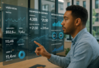 Profissional de marketing brasileiro avalia dashboards digitais e gráficos de campanhas online em um escritório moderno, representando a integração da inteligência artificial na publicidade e no setor imobiliário.
