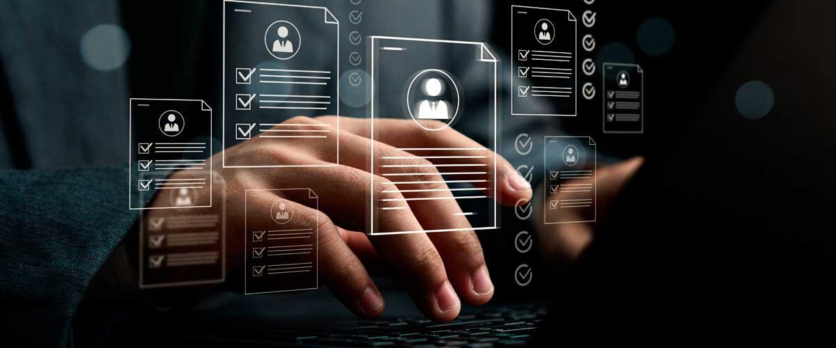 Mãos digitando em notebook com documentos digitais e checklists flutuando, representando o uso de inteligência artificial para captação, triagem e automação de leads no mercado imobiliário.