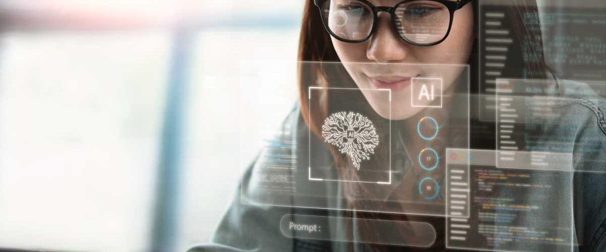 Mulher de óculos trabalhando no computador com hologramas digitais de IA, códigos e gráficos, simbolizando a implementação e uso prático de inteligência artificial para transformação e automação no mercado imobiliário.