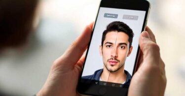 Tela de celular mostrando comparação entre rosto real e rosto gerado por IA, ilustrando a mudança no Algoritmo do Instagram 2026 e a busca por autenticidade