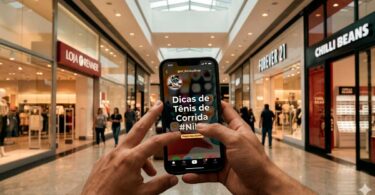 Mãos segurando um iPhone exibindo um vídeo de dicas de tênis de corrida no TikTok. O fundo mostra o corredor de um shopping center moderno com lojas e pessoas, ilustrando o uso de redes sociais para decisão de compra no ponto de venda.