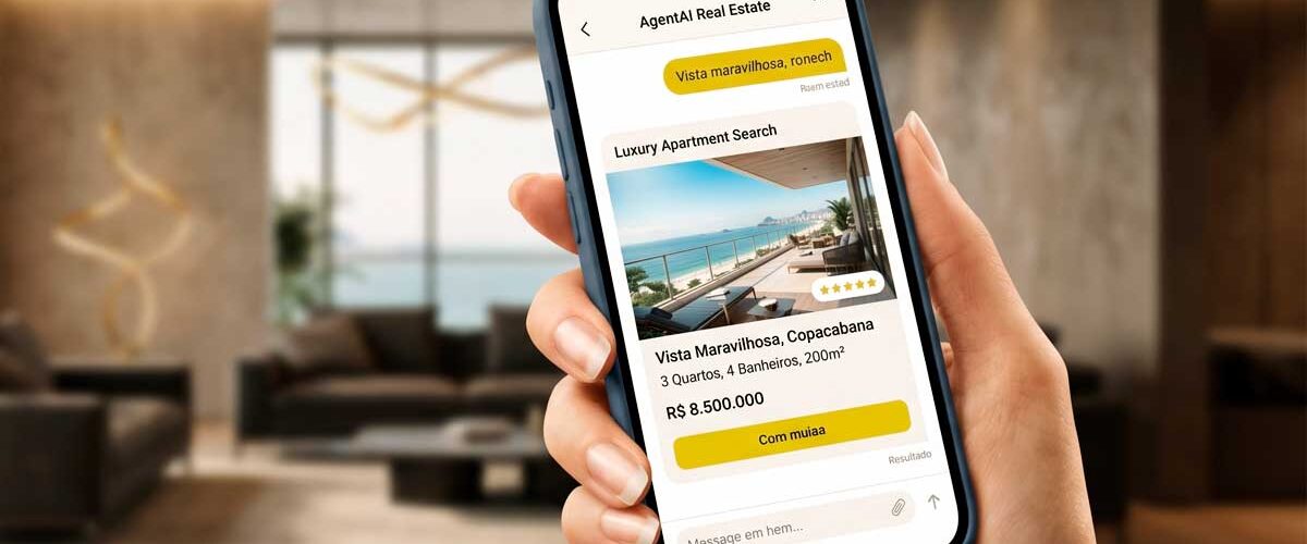 Close de uma mão segurando um smartphone com um resultado de busca de apartamento de luxo no Rio de Janeiro (Copacabana) via AgentAI Real Estate. O fundo é um interior de apartamento de luxo com tons quentes e suaves