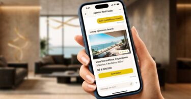 Close de uma mão segurando um smartphone com um resultado de busca de apartamento de luxo no Rio de Janeiro (Copacabana) via AgentAI Real Estate. O fundo é um interior de apartamento de luxo com tons quentes e suaves